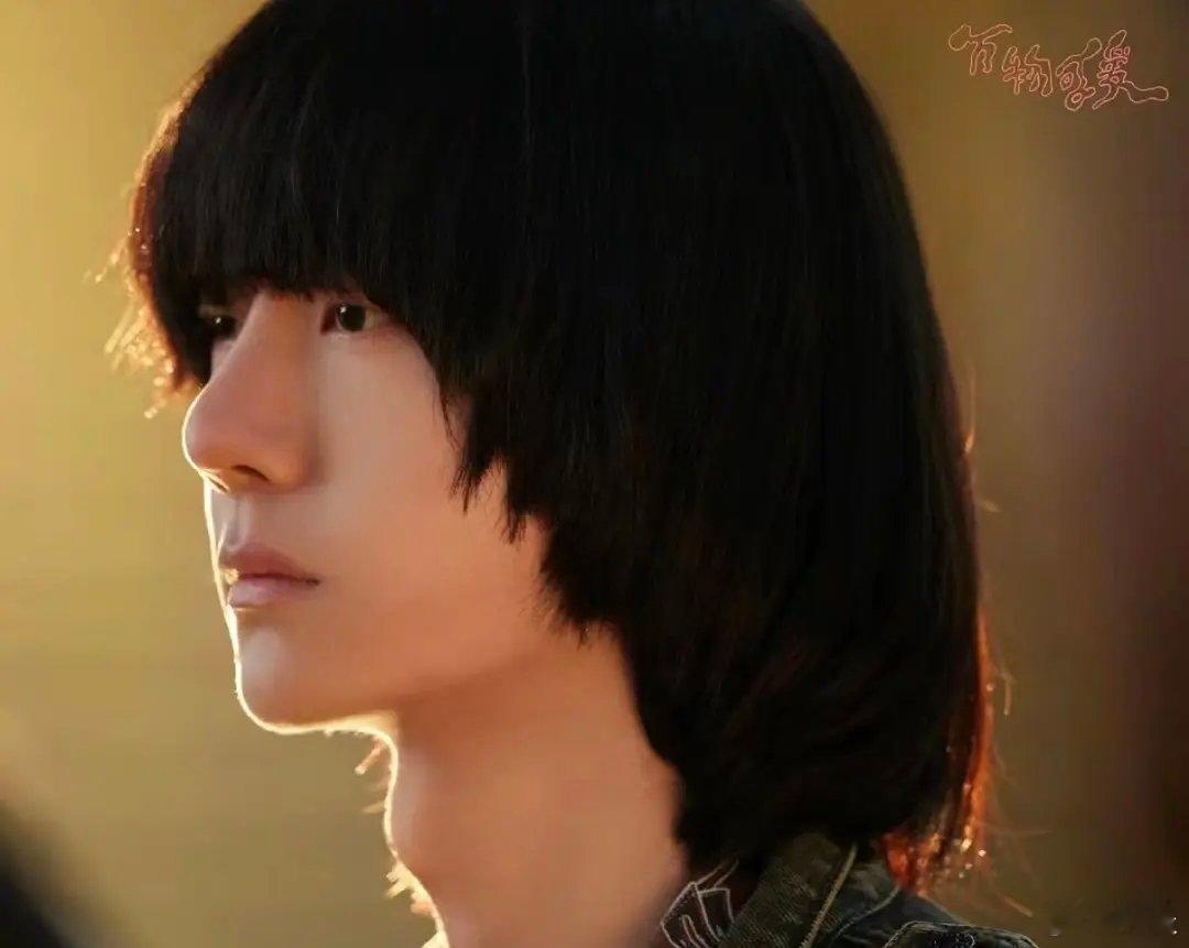 第一眼还以为是王一博仔细一看才发现是刘昊然哥俩啥时候这么像了