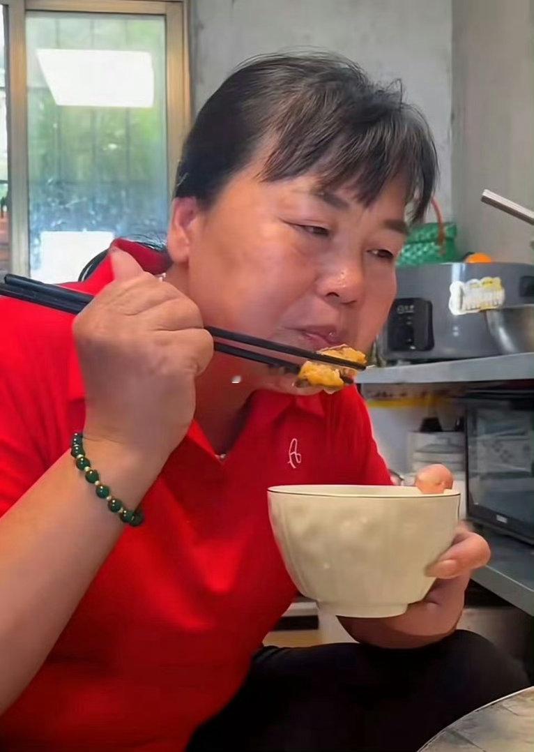 全红婵的爸爸妈妈特别知足，以前不敢吃的，吃上了，以前不敢买的，也可以买了​​​