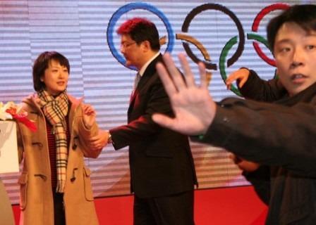 央视主持人张斌，正在直播奥运新闻发布会时，他的妻子突然冲上台，拿起话筒就喊：“就