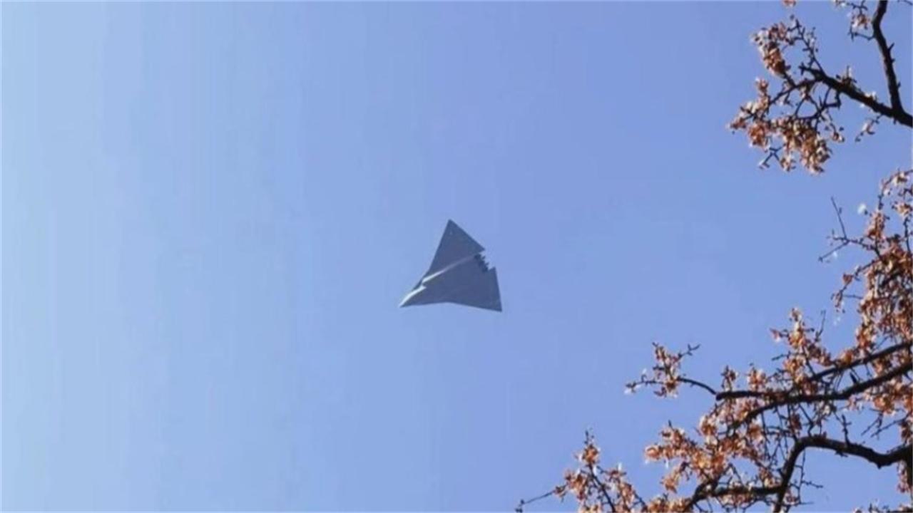 新年新惊喜！第三架六代机也来了，歼10C保驾护航2025年圣诞节下午，当第三