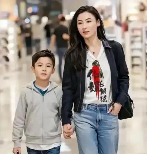 张柏芝带幼子逛街！7岁张礼承眉目清秀，五官精致，比俩哥哥还帅