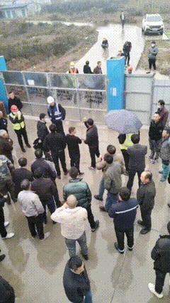 厦门一个工地，几个工人在围栏边摇晃着，嘴里喊着要出去吃饭，视频传到网上后，立刻炸