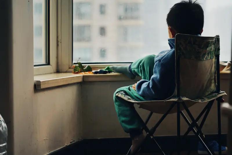 看到8岁男孩患重度孤独症，母亲却不放弃，真的太让人动容。孤独症孩子就像生活在自己