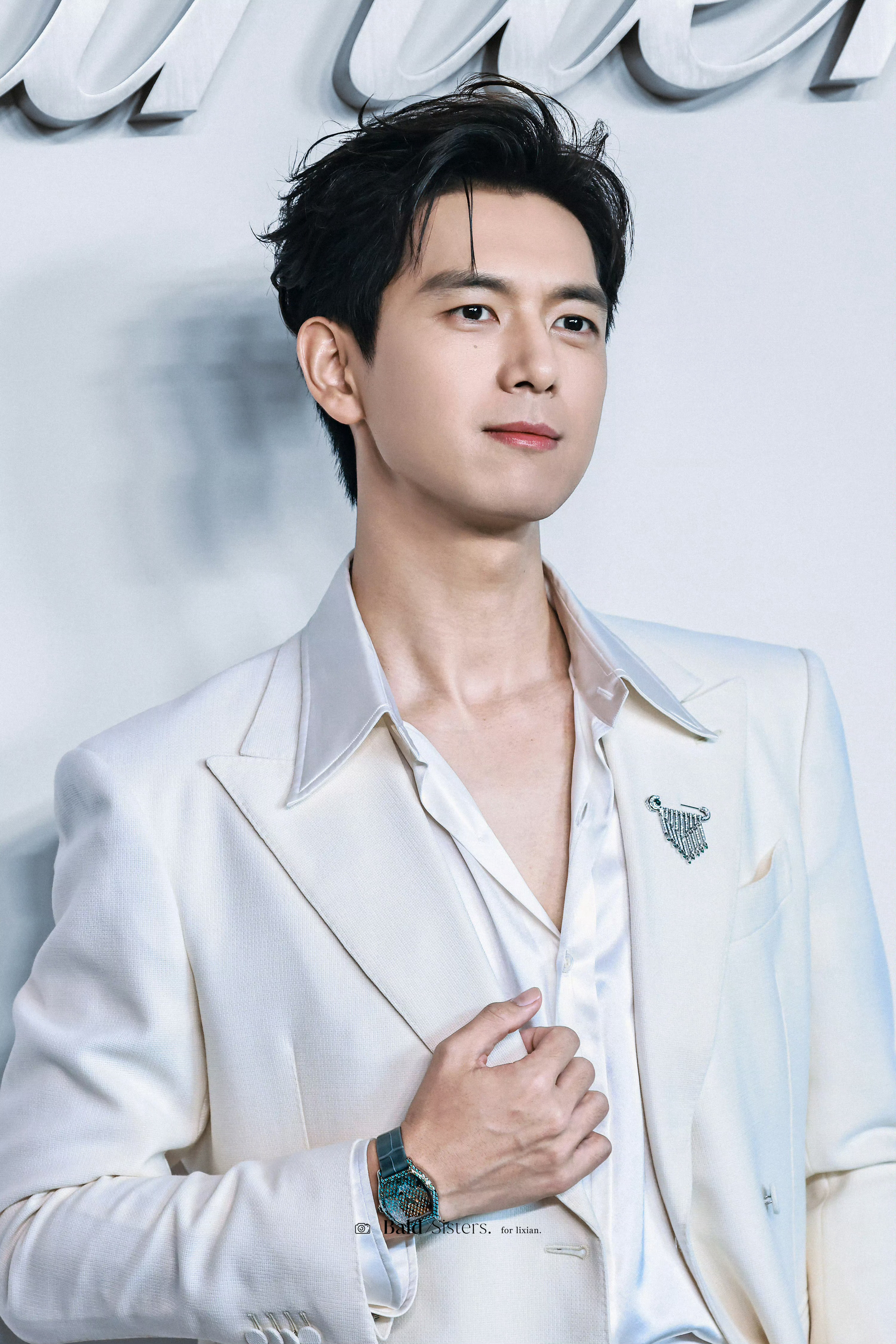 李现李现白色西装look卡地亚贵公子李现李现卡地亚品牌大使