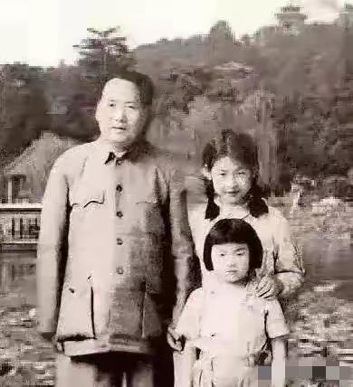 这张老照片真的越看越暖，第一次见就被伟人的温柔戳中了，原来铁骨铮铮的伟人，对身边