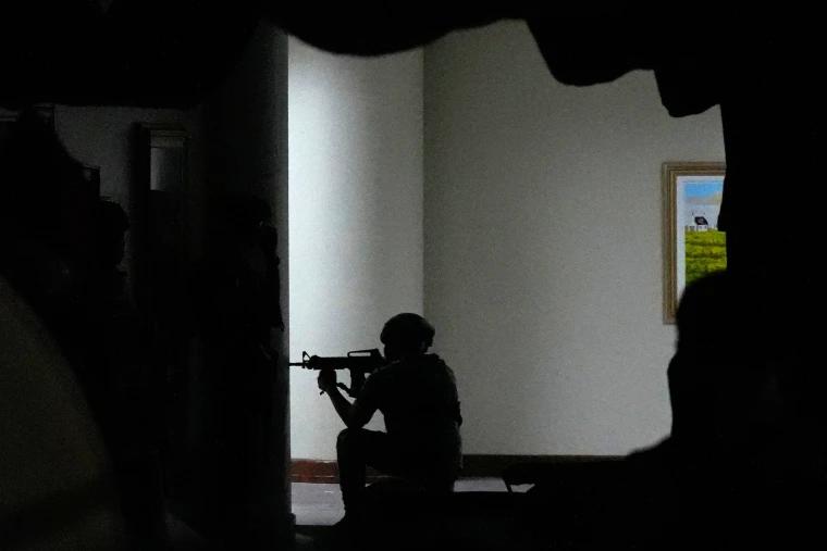 【菲律宾警方逮捕议员欲送往国际刑事法院，在参议院对峙期间发生枪战】周三，菲律