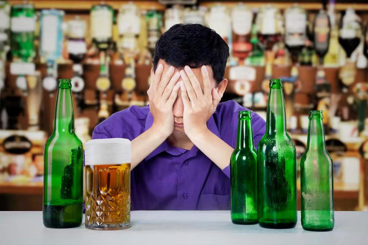 湖南资兴，51岁男子喝完酒后心痒难耐，想找老相好亲热一番，谁知电话里突然听见对方