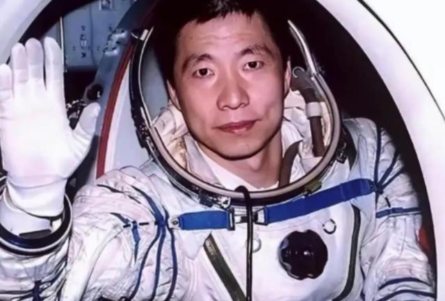杨利伟的26秒生死共振：那一次飞天，他用命换来了中国航天的三条铁律