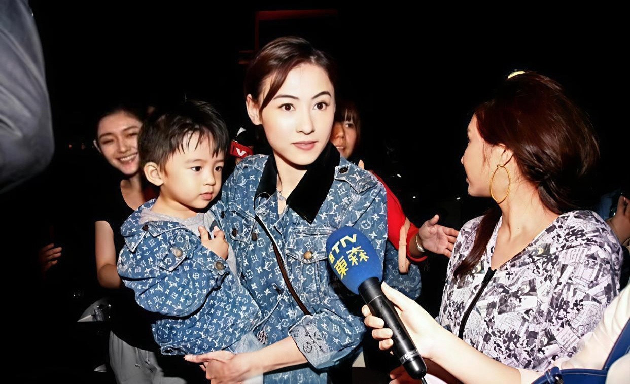 考古发现~张柏芝抱着lucas后面居然是大s！大S好亮眼，原来美女真的都和美女玩