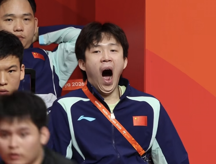 警惕！王楚钦看球的时候困得打哈欠！网友提醒：他是不是缺氧？杜凯琹的Vlogo就说过：邮轮房间缺氧，大