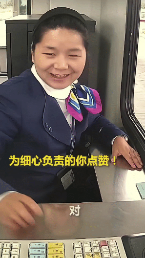 🌞11月17日报道，浙江一男子开车过收费站，给完钱收费员却不让他走！并直接