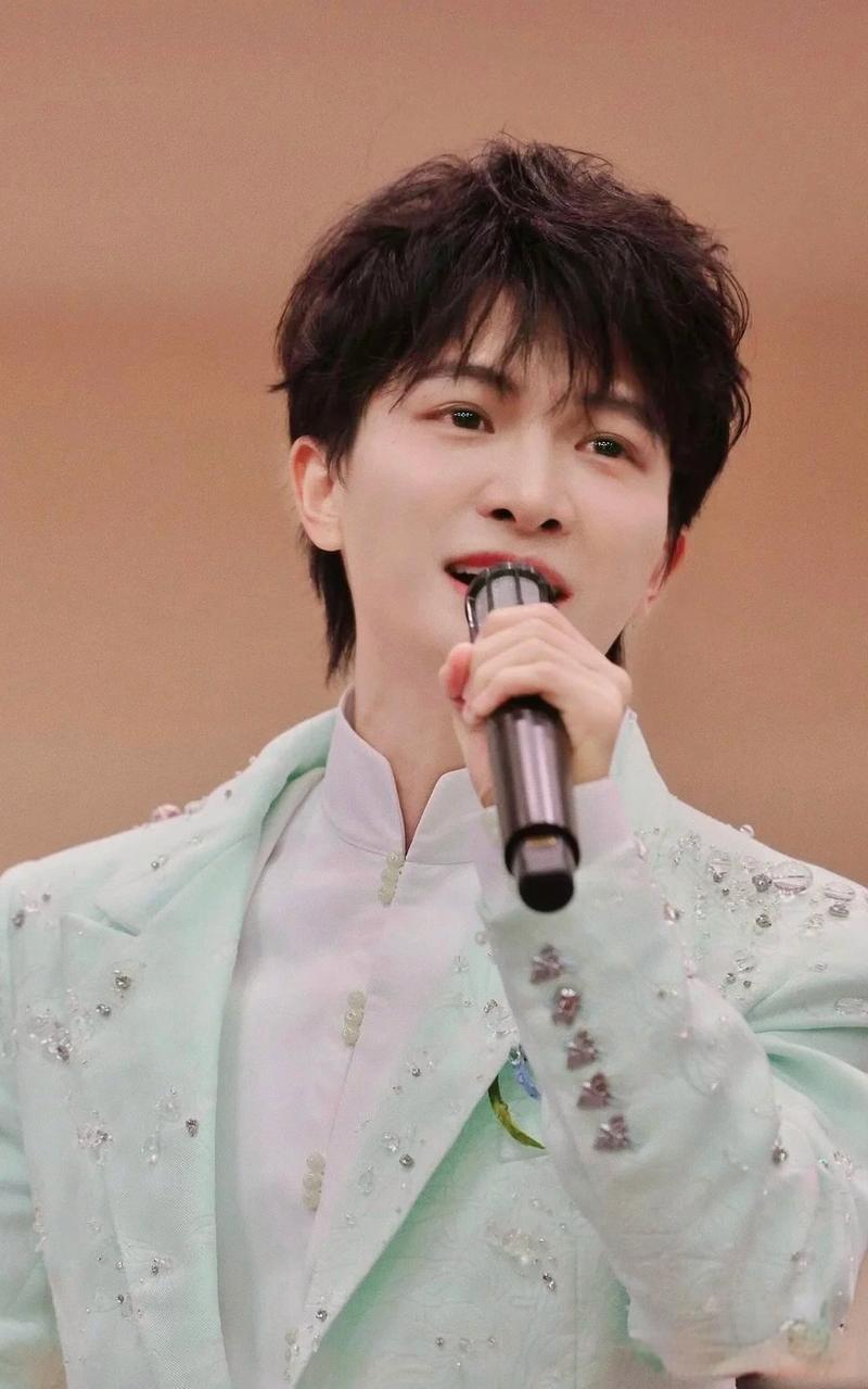 被骂“娘娘腔”多年，周深凭什么逆袭成顶流？真相太解气！提起周深，有人爱他的