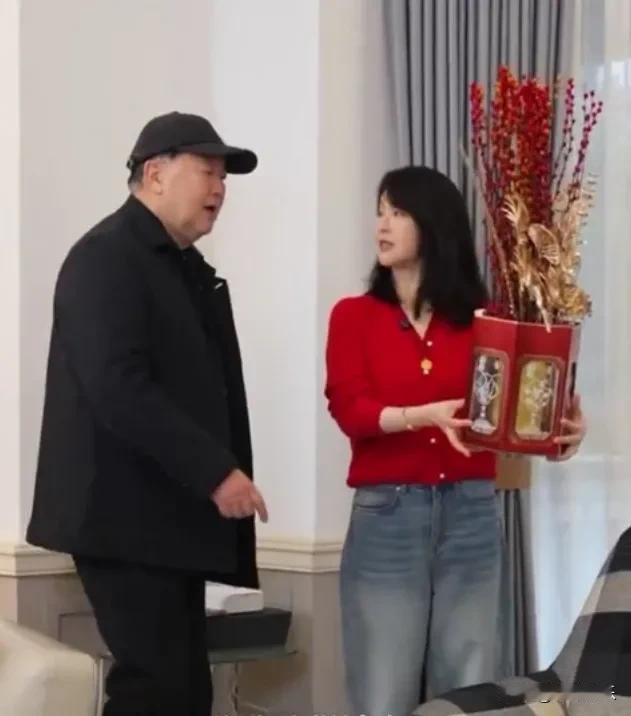 左小青和爸爸一起置办年货这段视频，看得我心里一暖。画面里不是摆拍，是真真切切