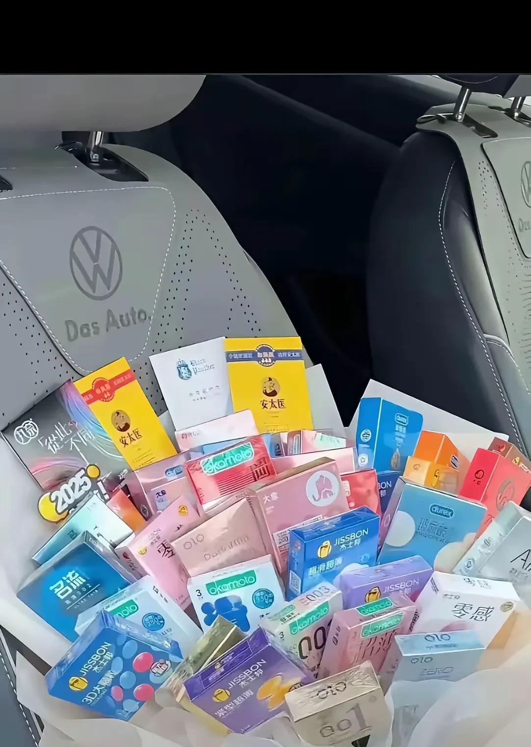 老王今天生日，他女朋友一大早就给他送来了鲜花，可是老王看上去不是很开心，为啥？#