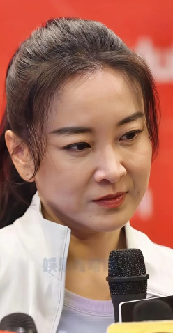贾玲最近的近照一出来，谁不说句“惊着了”？四十好几的人，减了那么多肉，脸上愣是
