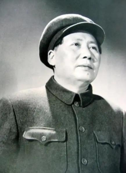 1950年，一名身着简陋的农妇来到北京中南海，要求面见毛主席。门卫正想将她拦下来