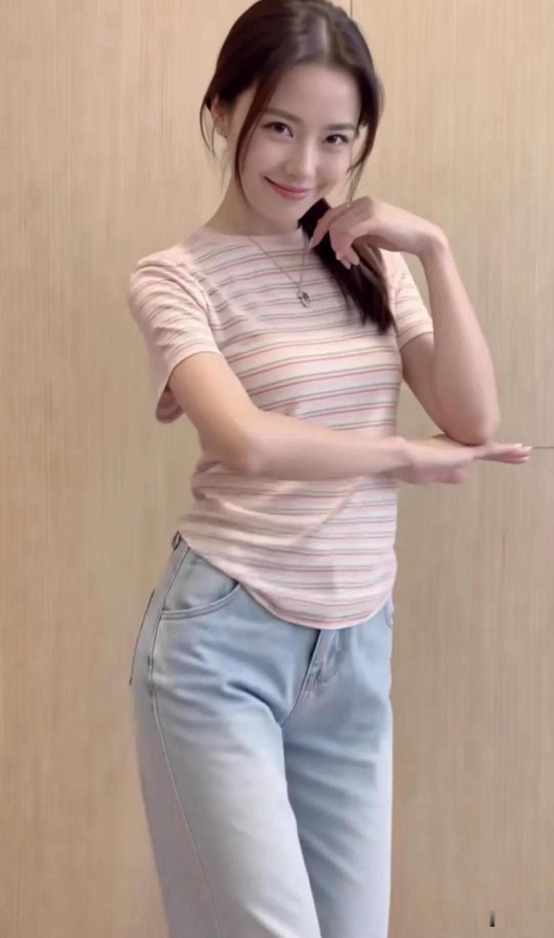 在一个20来岁的女孩子身上看到了只有成熟女人才有的那种妩媚。到底是好还是不好？