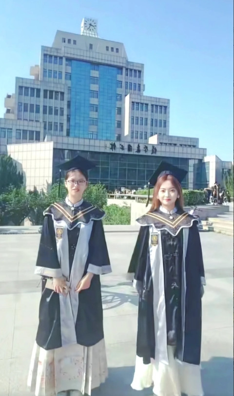 西安交通大学搞了个大事情，推出了中国高校第一款自己学校特制的学士学位服