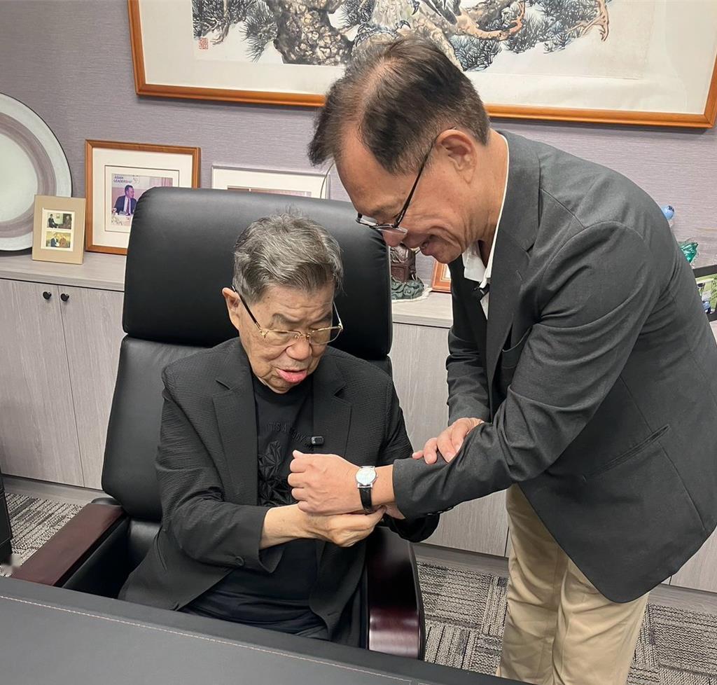 获微笑老萧力挺张启楷接下“珍藏30年限量表”注入胜选强心针蓝白共推的嘉义市