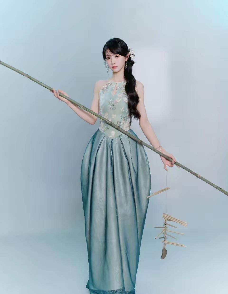 田曦薇杭州“跑商务”（lan代言），这套新中式礼服好好看[爱心]而且很