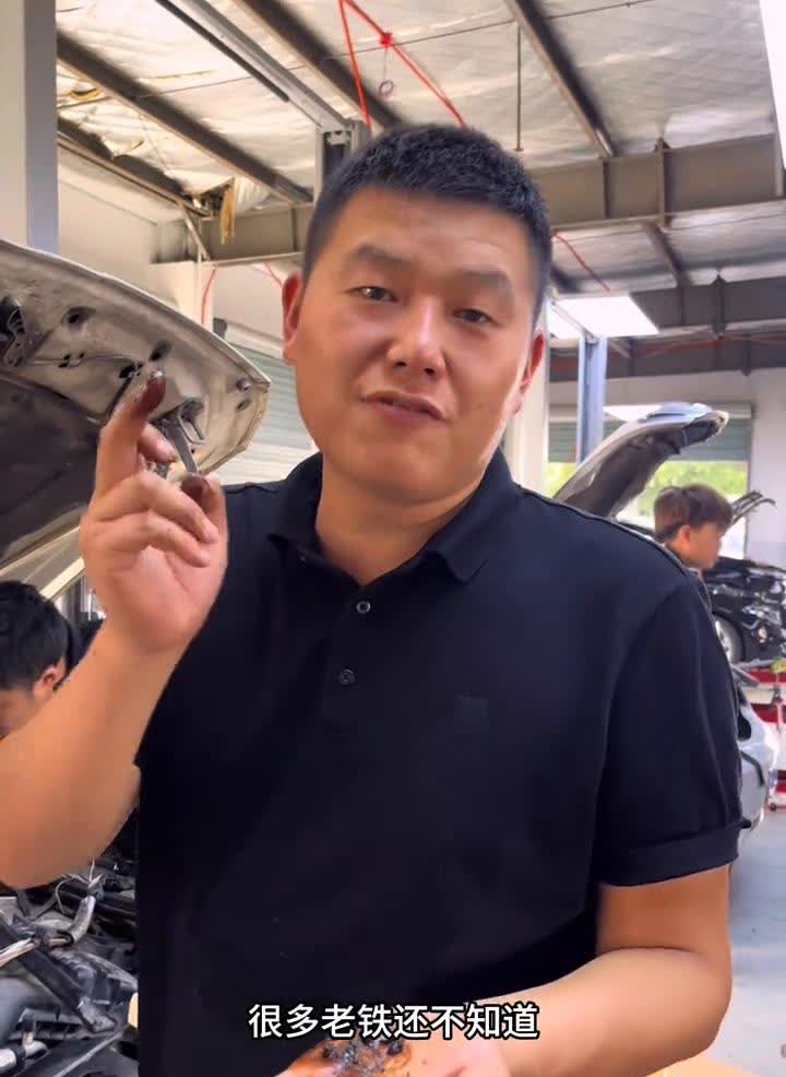 很多老铁还不知道发动机油泥是什么？看我手里这个就是发动机油泥，你看有多厚。照一下