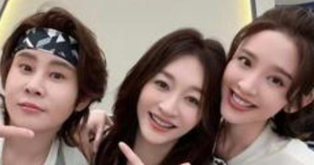 这事出自综艺《乘风2026》一公排练花絮。李小冉、唐艺昕与王濛三人一组，选唱经典