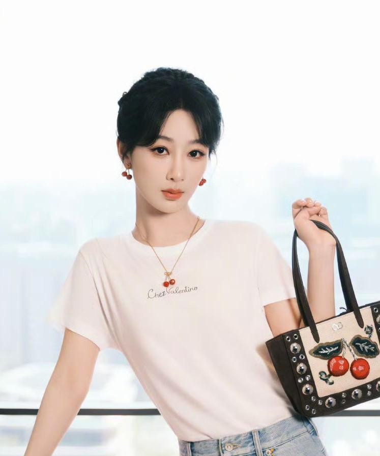 杨紫资源有点怪什么时装周，顶奢，杂志封面这些与时尚沾边的她一个都没有，基本上很