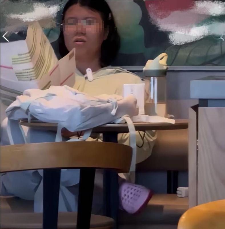 "还没考上公务员就这么嚣张，如果考上了那还得了？"一个女生备考公务员，跑到家附