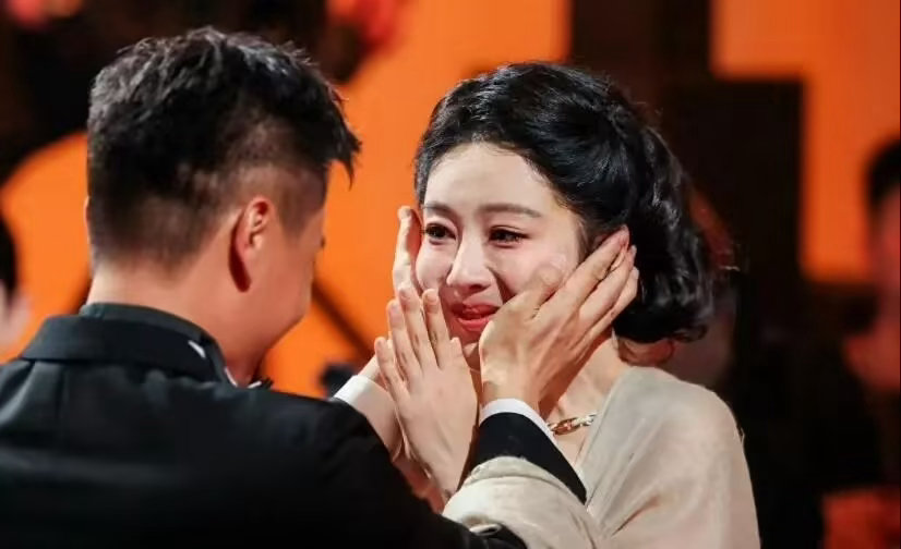 杨紫白玉兰被神秘男子捧脸，全网猜恋情！真相：是喊了16年的姐夫