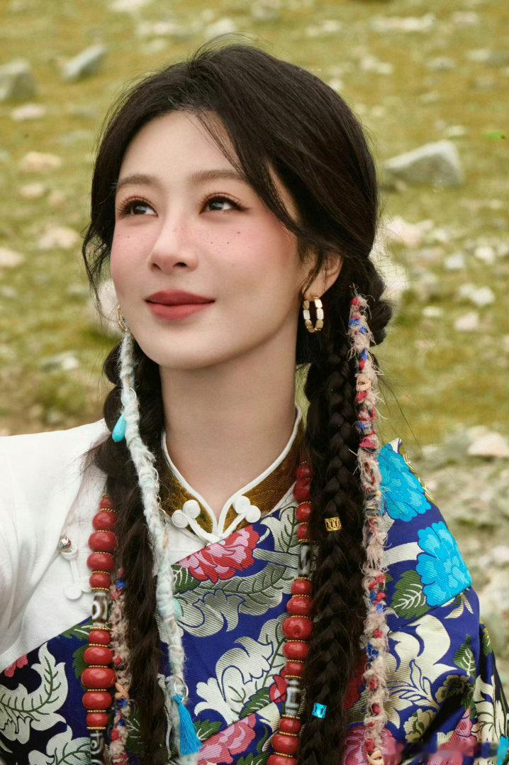 杨紫穿了玉树文旅局长送的藏袍戏里深耕高原188天，咬牙扛过低血氧的极端拍摄；戏外