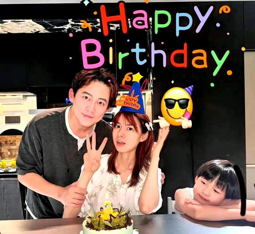 苏醒陪老婆过30岁生日，本来很温馨的场面，结果苏醒撞脸何炅上了热搜[doge]可能是