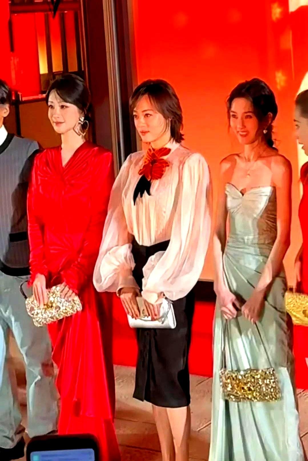 华伦天奴秀场，镜头扫过孙俪、宋祖儿，最后全钉在了杨紫身上。她就穿着那身正红曳