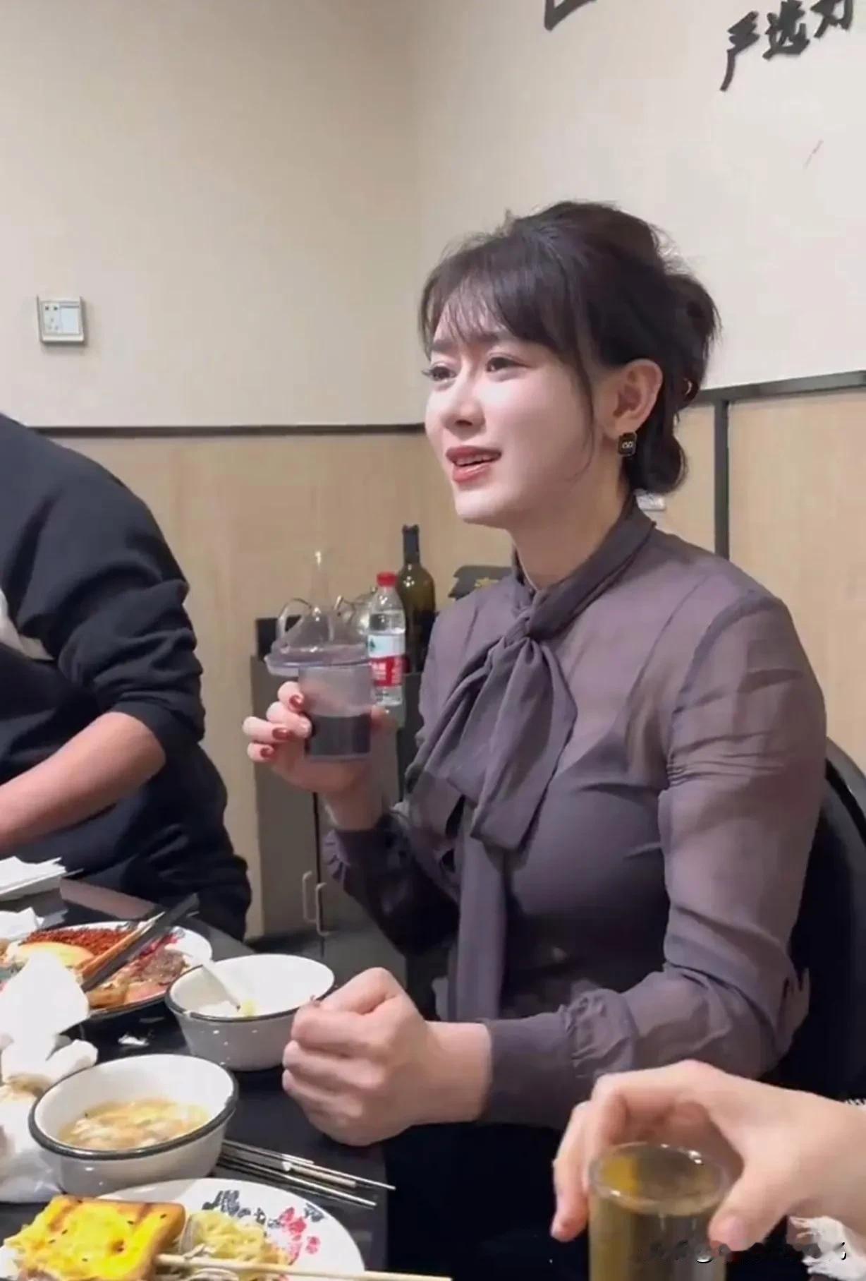 从她左手的动作足以看出，此女绝对酒场老手！