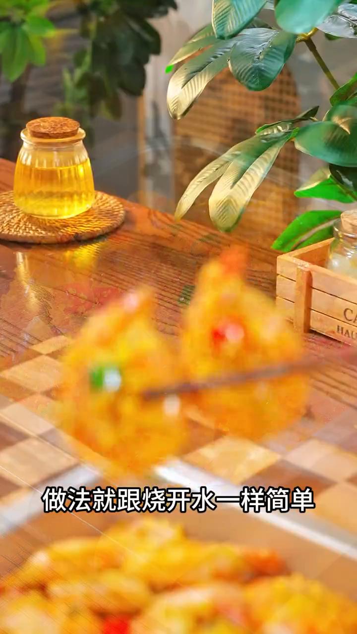 避风塘大虾。真是做梦都没想到，把大虾放入啤酒里泡一泡，出锅就是最近网上很火的年