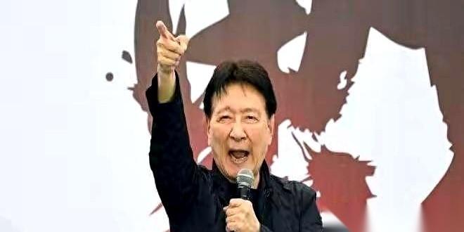 有人给赵少康画了张像，四个字：搅局专家。镜头一给到他，嘴角先是往下一撇，带着三