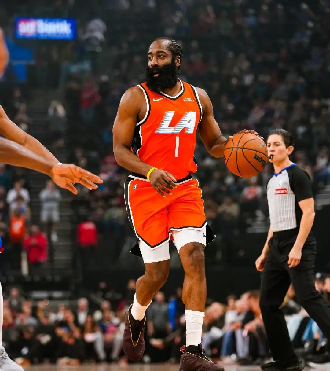 哈登15中2那晚，防守人贴脸0.5米那晚多尔特像影子，哈登每次抬手都被顶腰