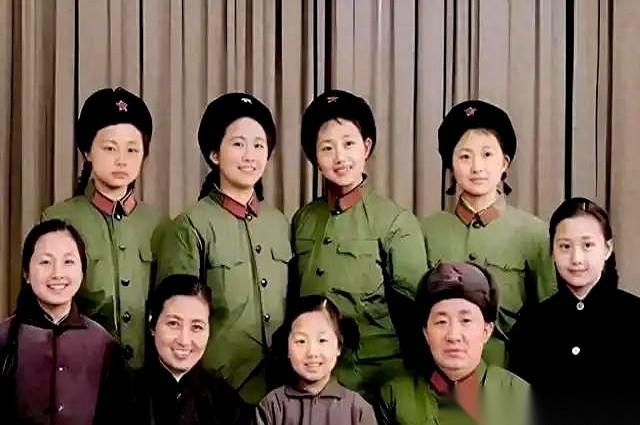 他端端正正地穿好将军服，像是要去参加一场最盛大的典礼。身前，是温婉的妻子，和七