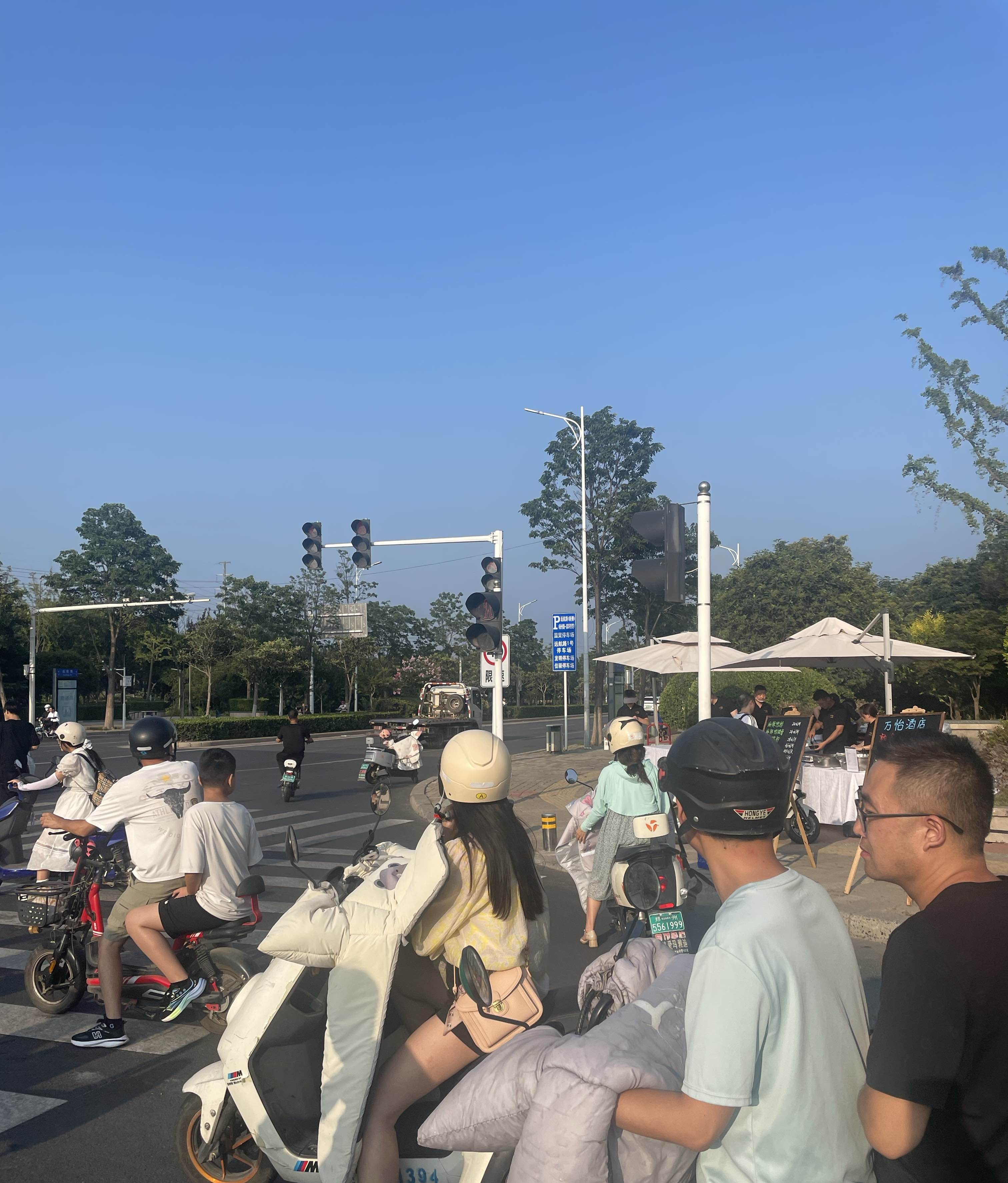 酒店班子全体出动摆地摊，降维打击啊