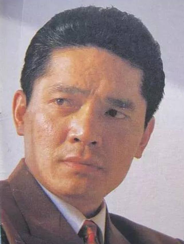 他曾是荧幕上杀人不眨眼的“钻山豹”，一米八三的硬汉，拿过金鹰奖，演过一百五十多部