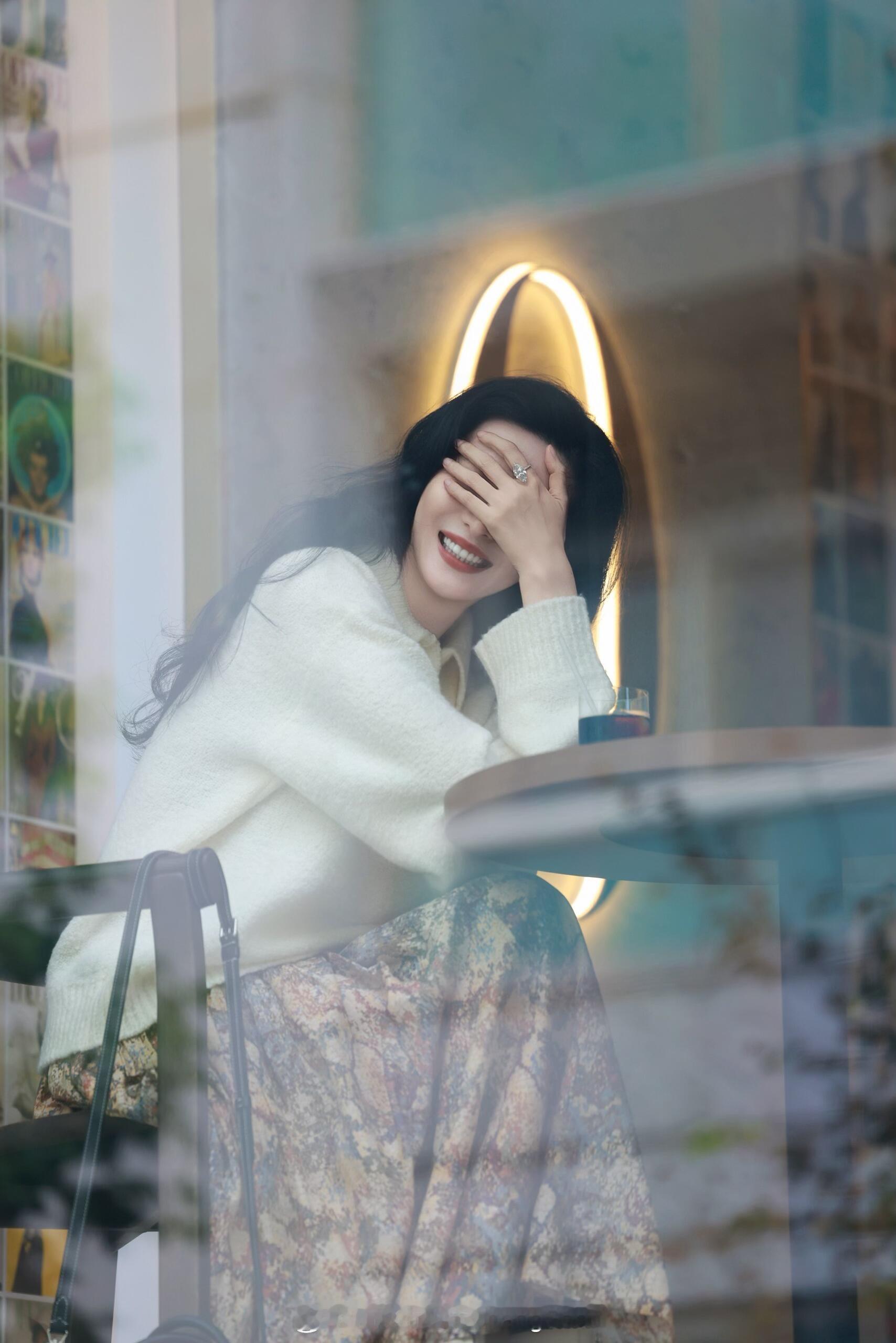 范冰冰发文：七年了，关关难过关关过！生活真的把我训练成一名坚韧的女性。我为整个