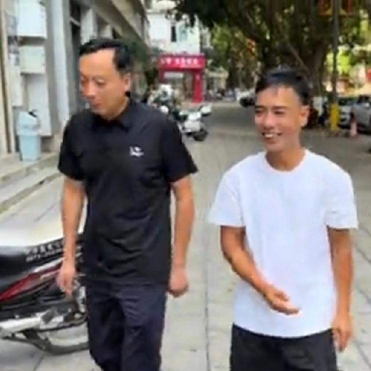 老松，小松和三姐在河口带着六叔去剪了头发，刮了胡子，六叔显得人精神了许多，小松说