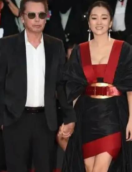 2018年，70岁的米歇尔拿着5个亿向52岁的巩俐求婚，巩俐却说：“我差