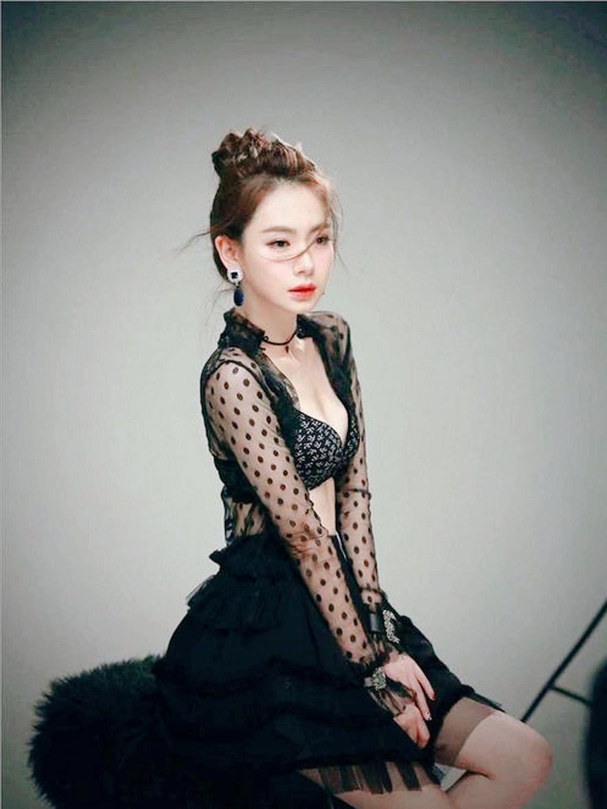 2017年的一档节目里，戚薇突然转头问王思聪：“如果我现在离婚，你愿意娶我吗？”