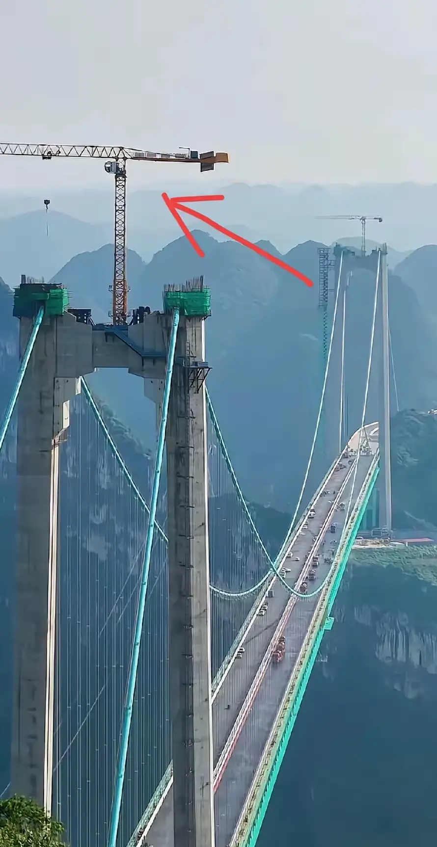谁知道这个塔吊是怎么上去的？