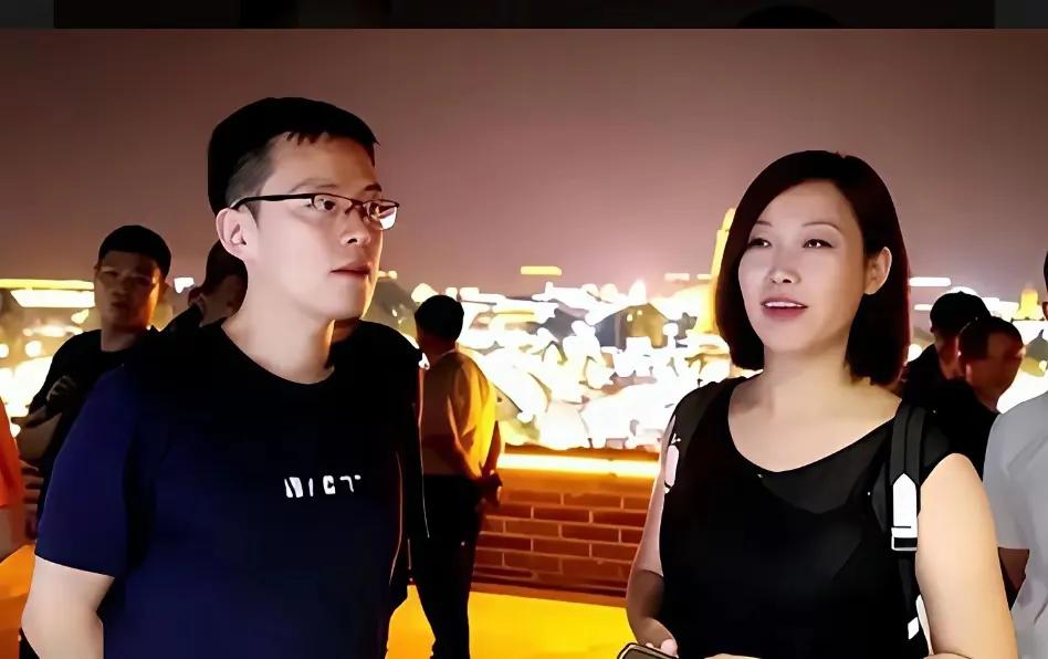 央视主持人郑丽现实中比《新闻联播》里还好看。2020年9月她加入《新闻联播》，首