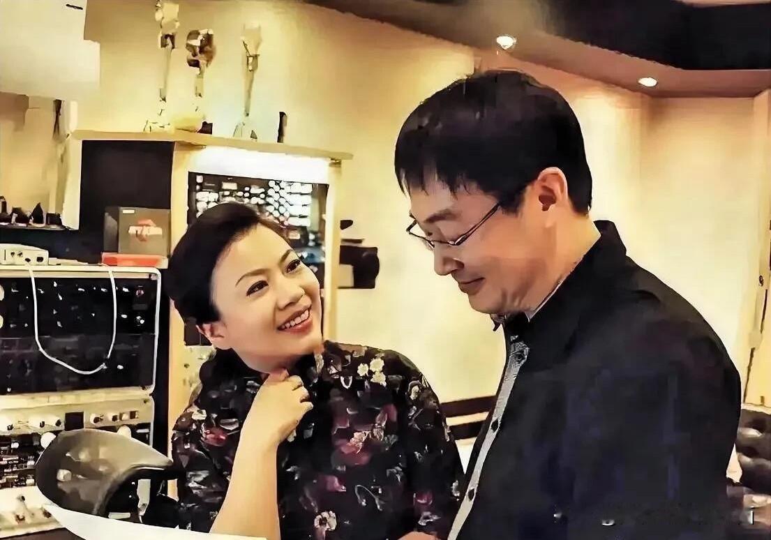 歌唱家张也虽然在身高上吃了亏，不过她是蛮有气质的一个女人，都57岁了还这么高贵优