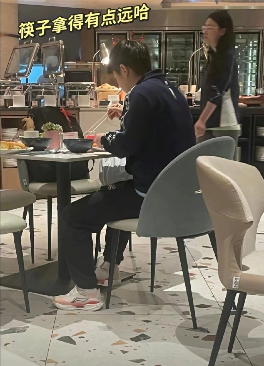 莎莎吃饭挺有趣。看莎莎在餐厅吃饭，大多数都穿着运动装。看着像面食，有意思的是筷