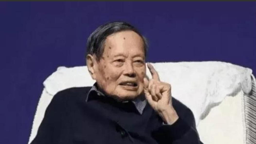 杨振宁曾顶着骂名，极力反对花2000亿建大型粒子对撞机，中科院院士王贻芳说：“一