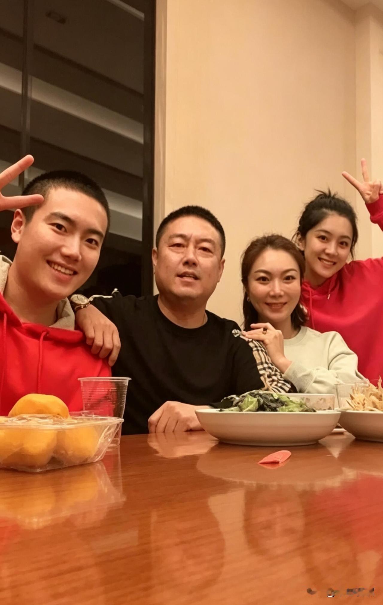 乒乓球运动员梁靖崑与父母、妻子的一张合影曝光，这一家人的颜值简直太高了。