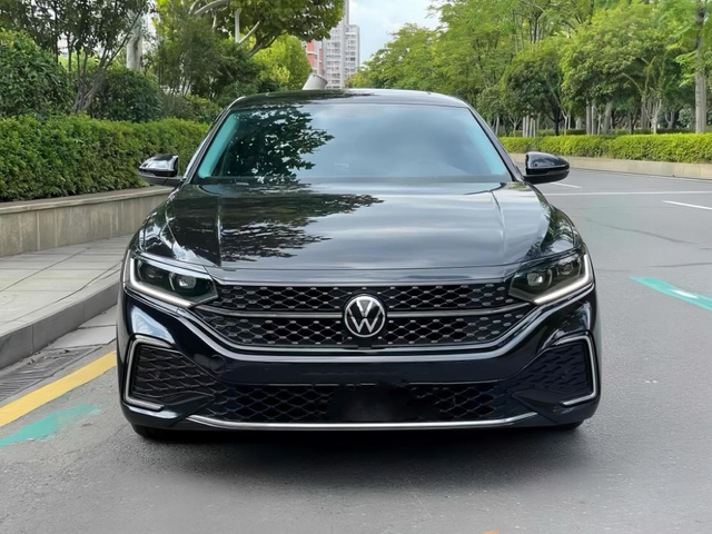 帕萨特330和迈腾330怎么选各位专业的老司机们：大家好！我是一位80后的女士